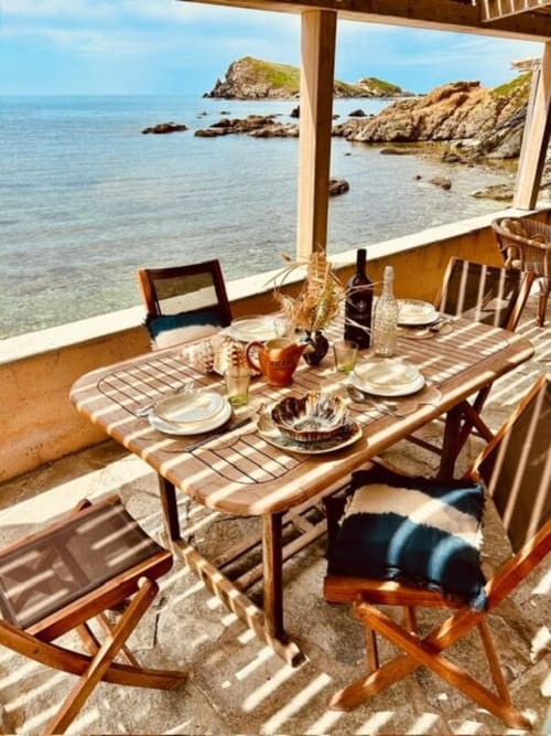 Cadre de repas en bord de mer à La Conciergerie du Cap Corse à Centuri avec vue sur le littoral