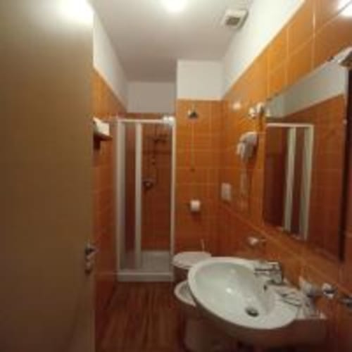 Bagno moderno all'AD Trastevere Guest House Roma con rivestimenti in legno, lavabo rotondo e doccia in vetro