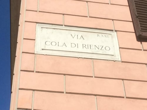Cartello stradale di Via Cola di Rienzo su edificio in laterizio a Roma