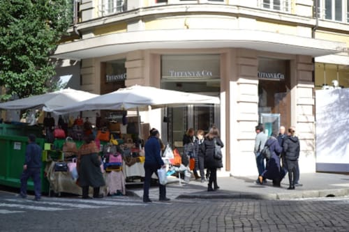 Vetrina di Tiffany & Co a Roma con sedute esterne e pedoni nei pressi di AD Trastevere