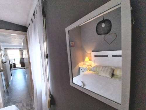 Alcoba moderna en apartamento Top Home Integra de Jerez de la Frontera con cama integrada, cabecero blanco e iluminación ambiental