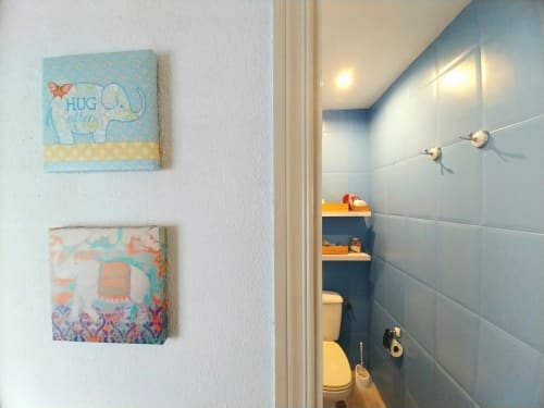 Baño colorido en apartamento Top Home Integra, Jerez de la Frontera con arte de lona de elefante y paredes de azulejos azules