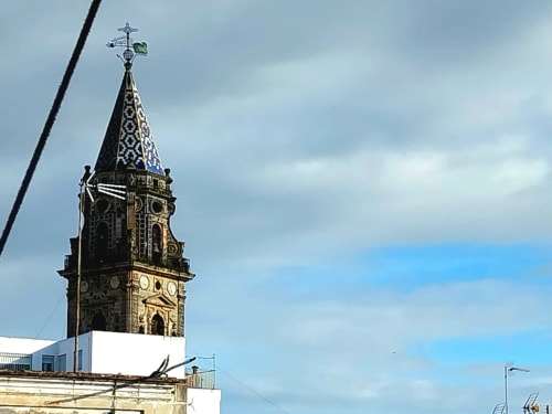 Torre histórica de iglesia con reloj en Jerez de la Frontera, vista desde apartamento Top Home Integra