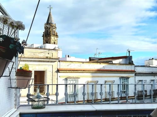 Vista de la terraza de la azotea con la catedral de Jerez y edificios blancos históricos del apartamento Top Home Integra
