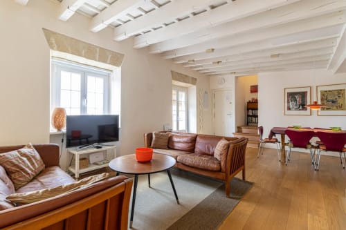 Sala de estar moderna en Top Home Integra, Jerez de la Frontera, con asientos de cuero y planta abierta