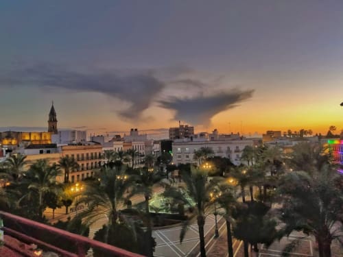 Panorámica de Jerez de la Frontera al atardecer con palmeras, edificios históricos y torre de iglesia desde Top Home Integra