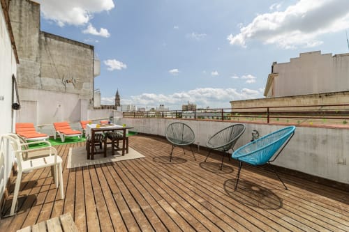 Terraza en azotea con tumbonas y vistas de la ciudad de Jerez de la Frontera en el apartamento Top Home Integra