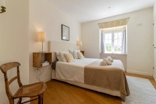Dormitorio luminoso en apartamento Top Home Integra de Jerez de la Frontera con cama doble, muebles de madera, ventana con vistas a la ciudad