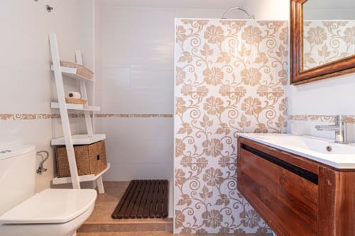 Baño moderno del apartamento Top Home Integra en Jerez de la Frontera con ducha de azulejos decorativos y tocador de madera