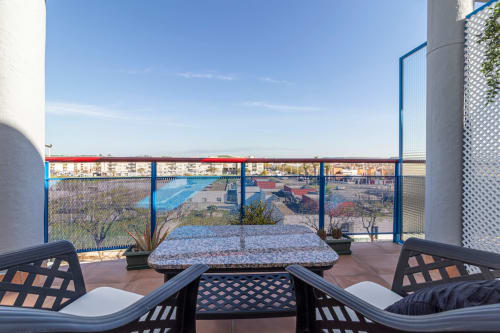 Terraza en la azotea de Top Home Integra en Jerez de la Frontera con tumbonas, valla azul y vistas de la ciudad
