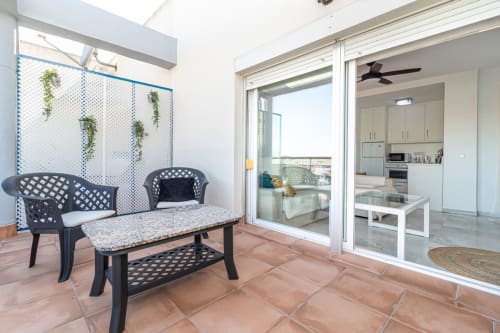 Balcón moderno en Jerez de la Frontera con muebles de patio, vistas a la montaña y acceso a cocina abierta