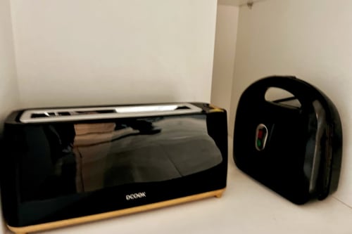 Electrodomésticos negros con detalles de bambú en apartamento Top Home Integra, Jerez de la Frontera
