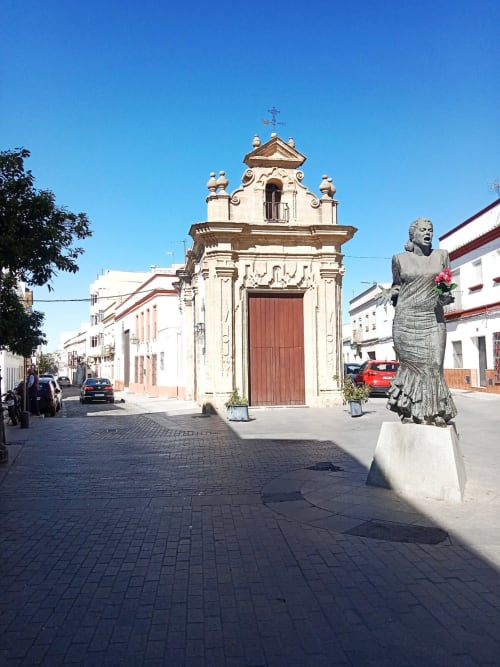 Iglesia colonial y estatua en la plaza histórica de Jerez de la Frontera cerca del apartamento Top Home Integra