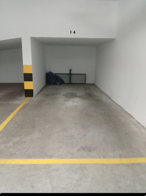 Espacio vacío de estacionamiento número 14 en el apartamento Top Home Integra de Jerez de la Frontera con marcas amarillas
