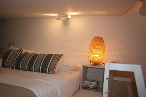 Acogedora habitación en Top Home Integra de Jerez de la Frontera con almohadas rayadas, lámpara de mimbre y mesita de noche moderna