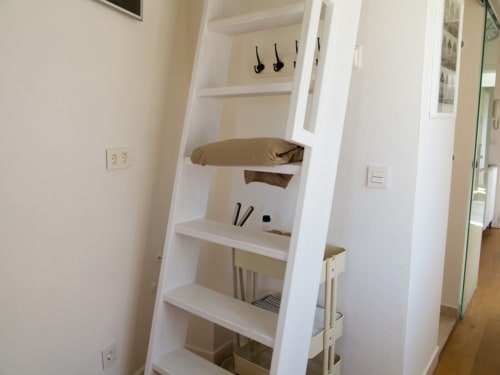 Unidad de almacenamiento blanca integrada con cestas de organización en apartamento de Top Home Integra, Jerez de la Frontera