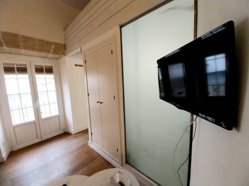 Apartamento moderno en Top Home Integra de Jerez de la Frontera con TV montado en pared, armario con espejo y puertas de vidrio