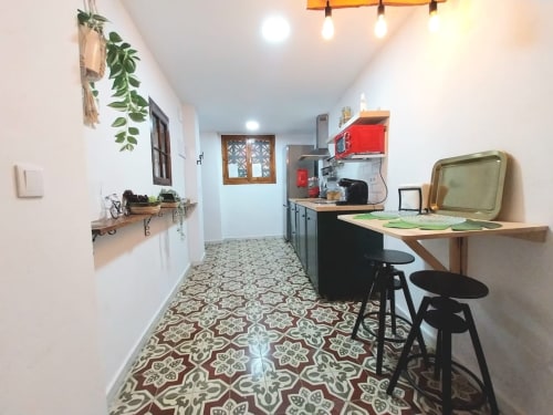 Cocina moderna y espacio de trabajo en Top Home Integra, Jerez de la Frontera, con azulejos decorativos, área de cocina y