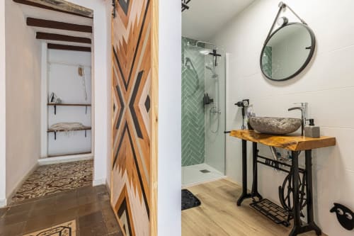 Baño moderno del apartamento Top Home Integra en Jerez con ducha tipo walk-in, lavabo de piedra, espejo redondo y tocador de madera