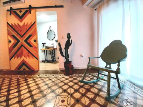 Sala de estar de apartamento estilo suroeste en Top Home Integra de Jerez de la Frontera con puerta geométrica, decoración de cactus y