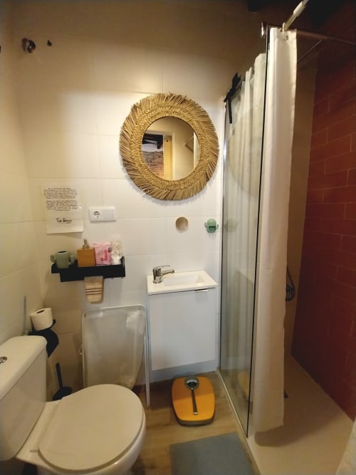 Baño moderno en apartamento Top Home Integra, Jerez de la Frontera, con espejo redondo, lavamanos blanco y ducha