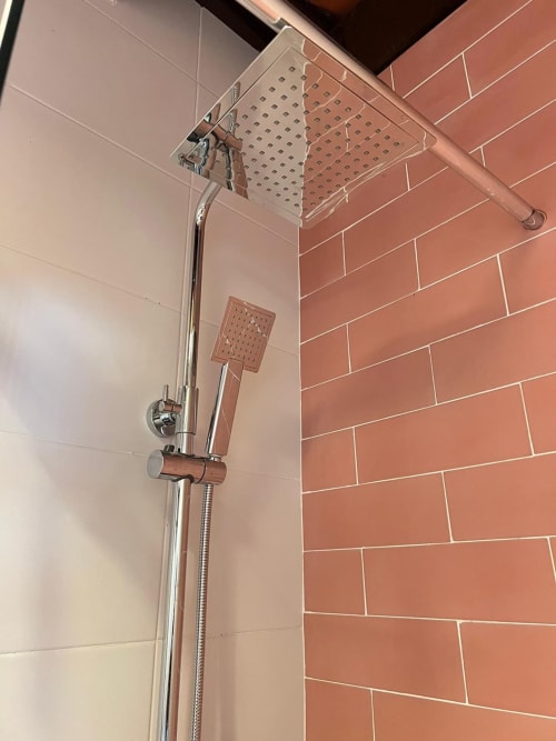Moderna ducha con doble alcachofa y teleducha en apartamento Top Home Integra, Jerez de la Frontera