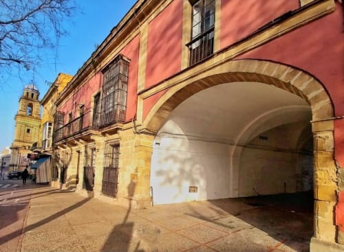 Arquitectura colonial colorida con pasaje abovedado en Jerez de la Frontera, España