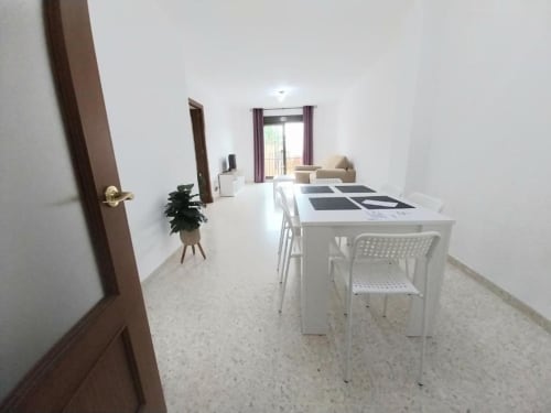 Apartamento moderno en Top Home Integra Jerez con comedor, sala de estar y acceso a vista de jardín