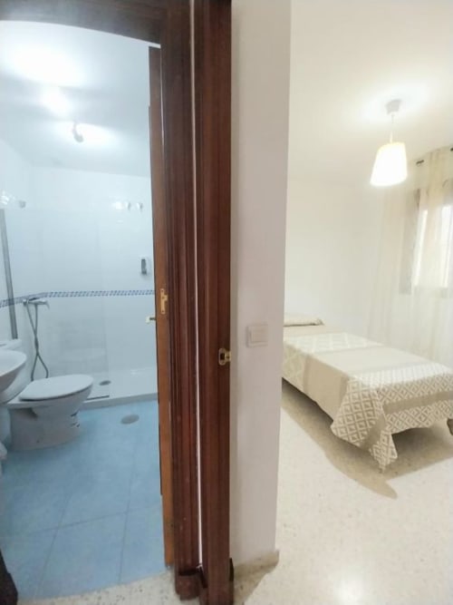 Apartamento Home Integra de lujo en Jerez de la Frontera con dormitorio y baño moderno con ducha de cristal