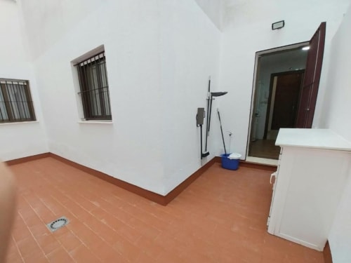 Interior de apartamento vacío en Top Home Integra, Jerez de la Frontera, con piso de baldosa terracota y paredes blancas