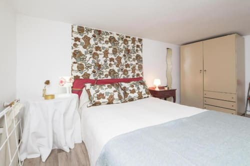 Dormitorio moderno en apartamento Top Home Integra de Jerez de la Frontera con cabecero floral y muebles color crema