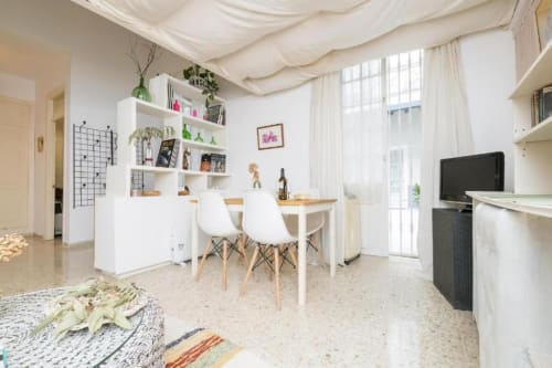 Interior moderno de apartamento en Top Home Integra, Jerez de la Frontera, con comedor, estanterías blancas y patio luminoso