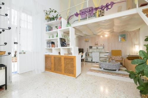 Apartamento diáfano y luminoso en Top Home Integra, Jerez con estanterías blancas, almacenamiento de madera, plantas y vistas al patio
