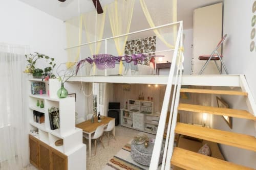 Apartamento loft moderno en Top Home Integra de Jerez de la Frontera con dormitorio elevado, escaleras de madera y diseño minimalista