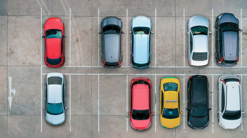 Vista aerea del parcheggio con auto colorate presso il bed and breakfast Porta Tosa a Milano