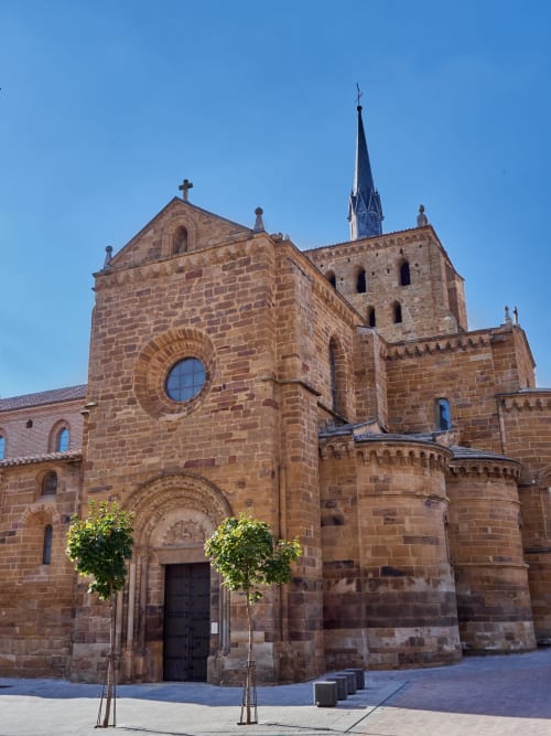 Iglesia de piedra histórica con esbelta torre en el centro de Benavente, cerca de alojamiento turístico