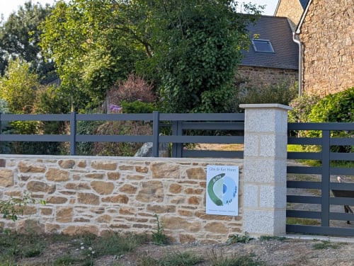 Une nouvelle pancarte pour annoncer aux clients le Gîte de Ker Huon avec son logo, couleurs entre Terre et Mer