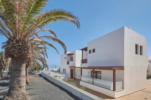 Exterior del apartamento Villa Cavendish en Playa Blanca con arquitectura blanca, palmera y terraza con balcón