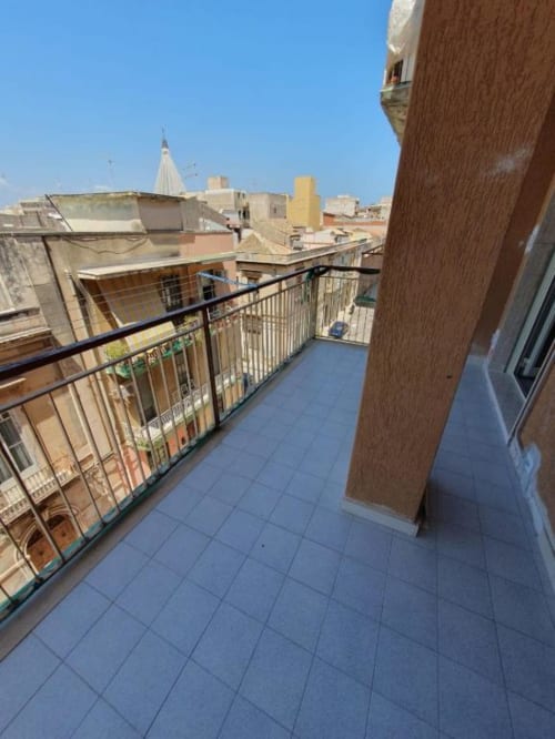 Ampio balcone con vista sulla città presso Siracusa Sun&Home, affacciato sui tetti e gli edifici storici