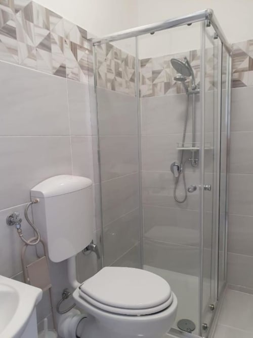Bagno moderno con box doccia, WC e bidet presso l'appartamento Siracusa Sun&Home in Sicilia