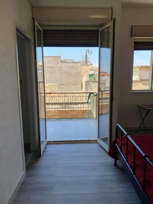 Vista dal balcone dell'appartamento Siracusa Sun&Home con tetti in terracotta e skyline della città in Sicilia