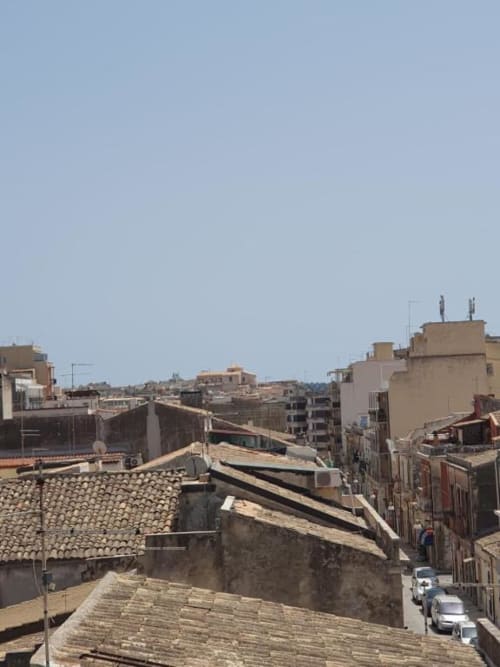 Vista aerea di edifici storici e tetti in terracotta a Siracusa, Sicilia, dal balcone di Siracusa Sun&Home