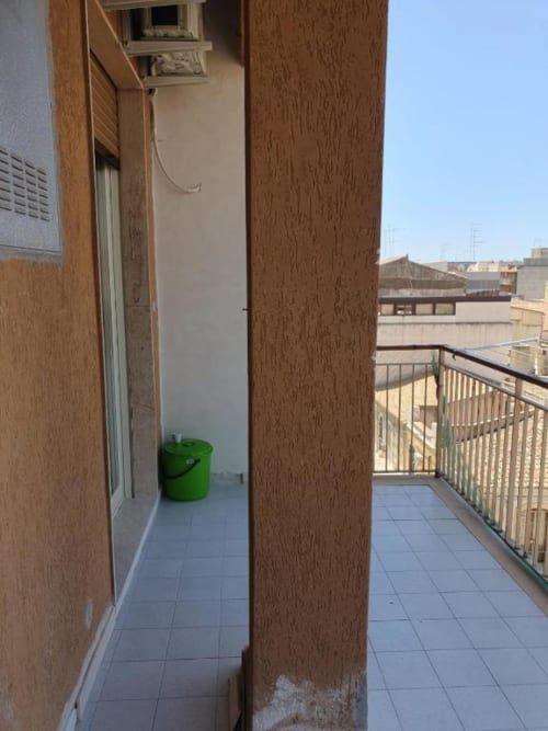 Balcone con vista sulla città presso l'appartamento Siracusa Sun&Home, con pavimento piastrellato e ringhiera in metallo