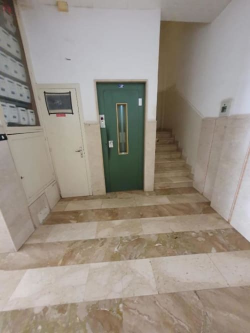 Ingresso della hall dell'appartamento Siracusa Sun&Home con porta verde, porte bianche e pavimento in piastrelle a Siracusa, Italia