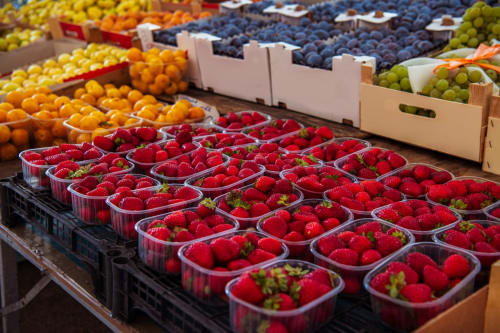 Fragole fresche e frutti colorati al mercato di Siracusa, prodotti locali per gli ospiti della struttura