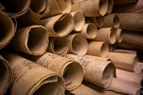 Rouleaux de liège empilés au Petit Lustucru, gîte en Avranches, France