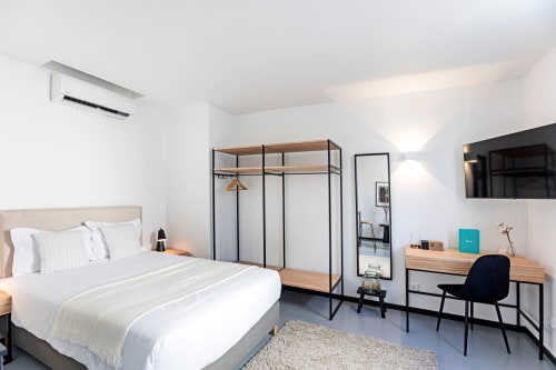 Estudio moderno en Oporto con cama queen size, armario metálico, escritorio y vista a la ciudad—Colección de Beneficios