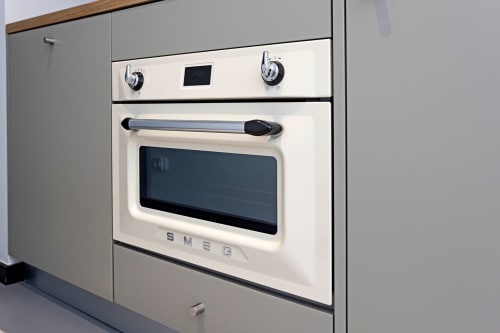 Horno SMEG color crema con pantalla digital y controles en el estudio Benefit Collection, Porto