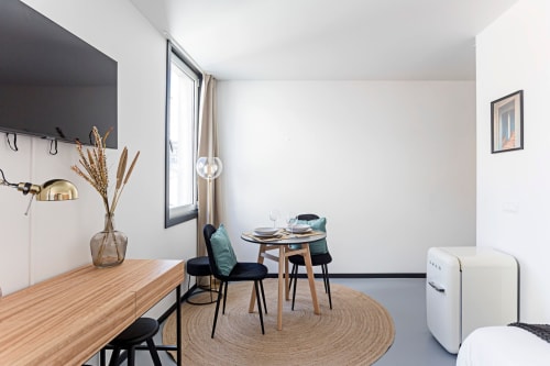 Estudio moderno en Oporto con zona comedor, cocina americana, televisor de pantalla plana y vistas a la ciudad en Benefit Collection