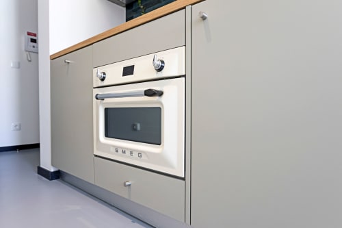 Horno SMEG moderno color crema con muebles de cocina de madera en Benefit Collection Standard Studio en Porto